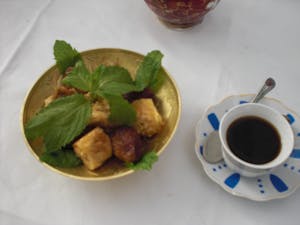 Arabische Gastlichkeit, Kaffee & Baqlawa. Dubai, VAE Iranee.jpg