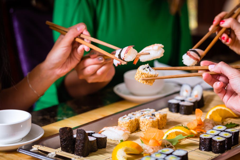 Sushi friends. Японская кухня. Палочки для еды. Японцы едят палочками. Палочки для еды суши.